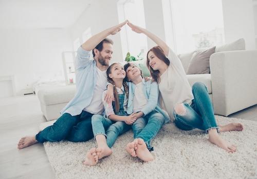 Familie Kinder Haus Dach Wohnzimmer 01
