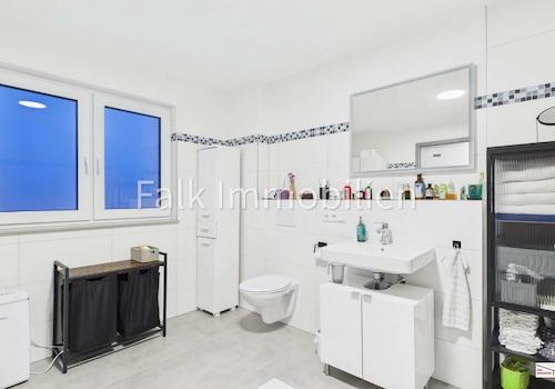 TL-Bad mit Dusche u. Badewanne