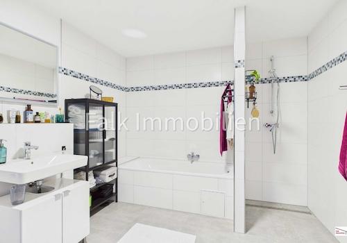 TL-Bad mit Dusche u. Badewanne (OG)