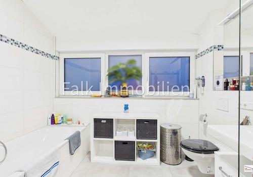 TL-Bad mit Dusche u. Badewanne (DG)