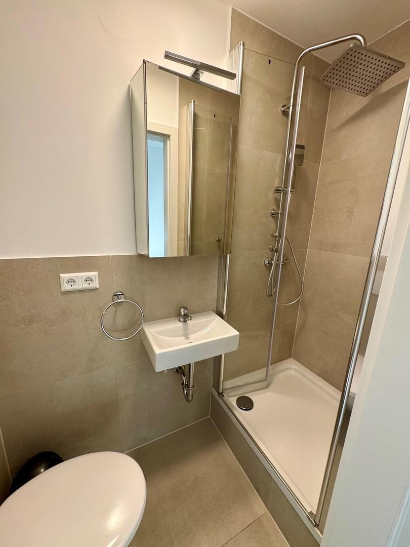 Dusche Waschtisch mit Spiegel