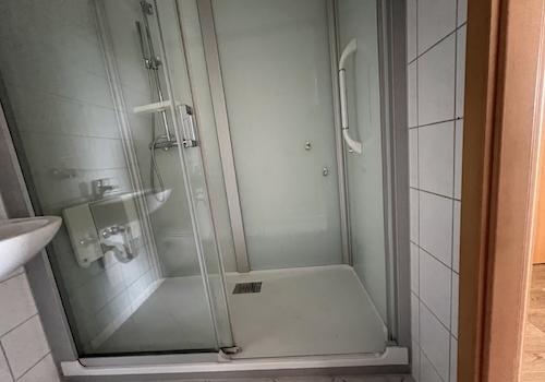 Dusche fast ebenerdig