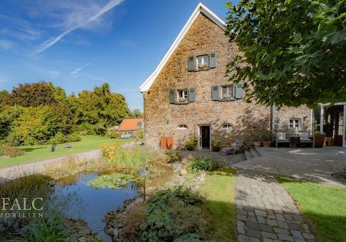 Blick auf Haupt- /Nebengebäude