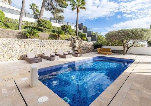 Poolbereich mit Sonnenterrasse