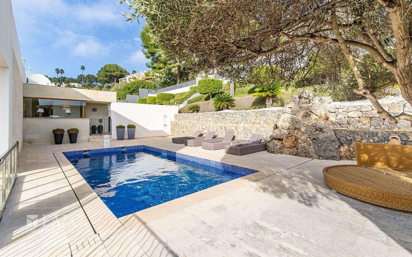 Poolbereich mit Sonnenterrasse