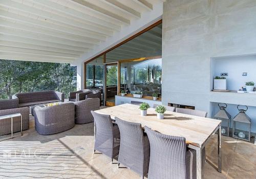 Wohnzimmer mit Zugang zur Terrasse