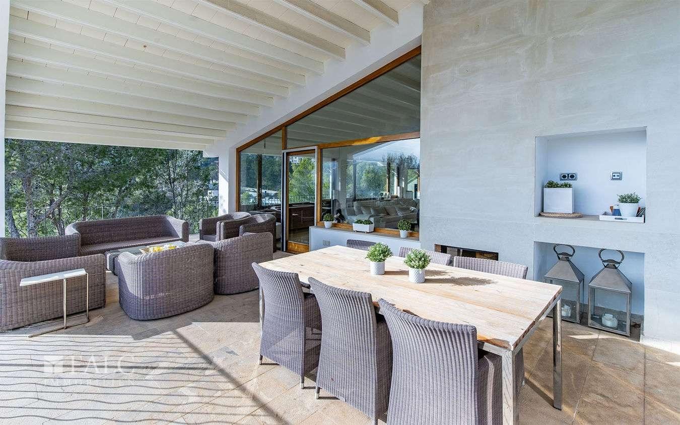 Wohnzimmer mit Zugang zur Terrasse