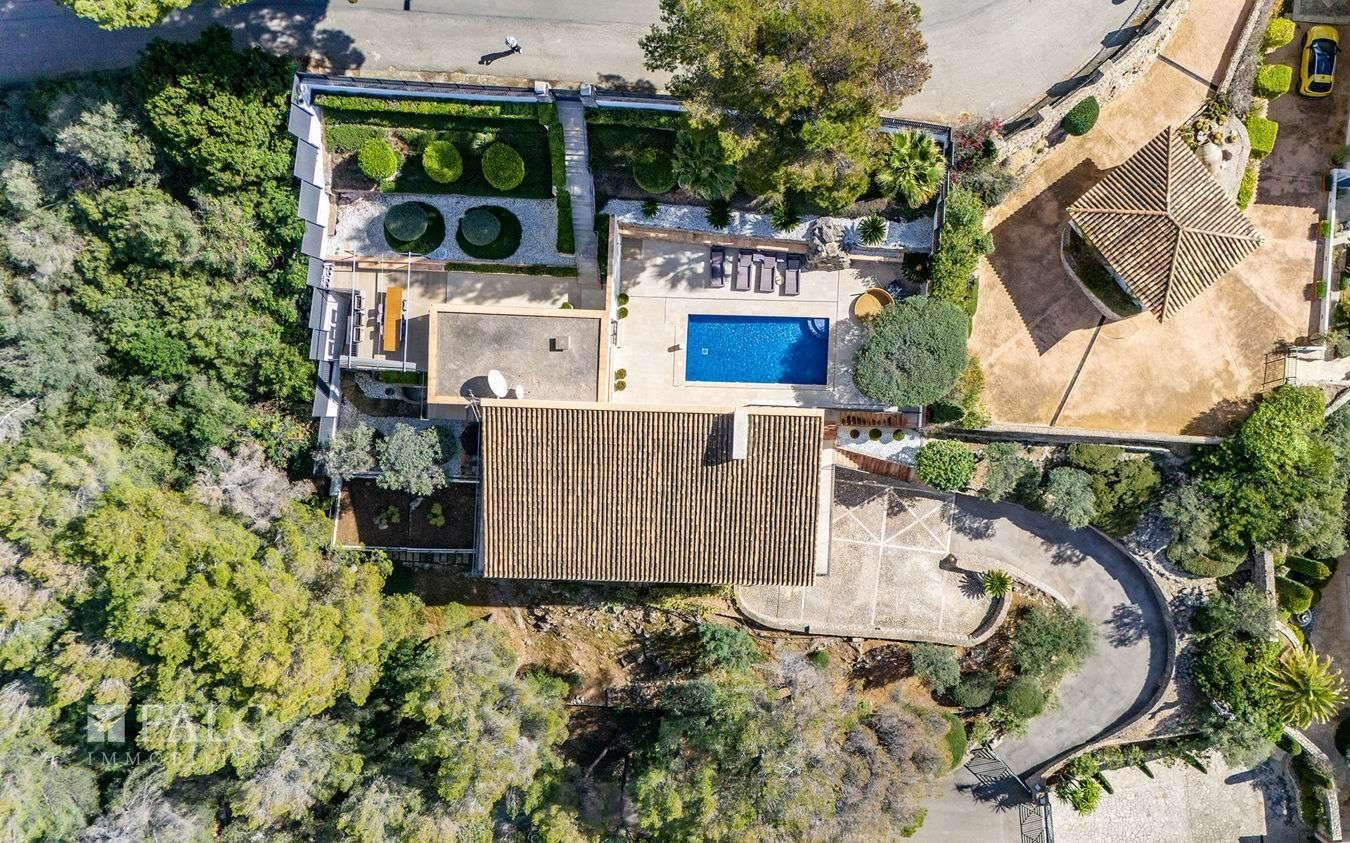Luftaufnahme der Villa mit Pool und Grundstück
