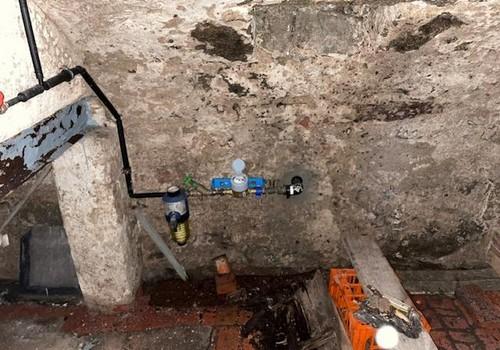 Hauskeller mit Brunnen