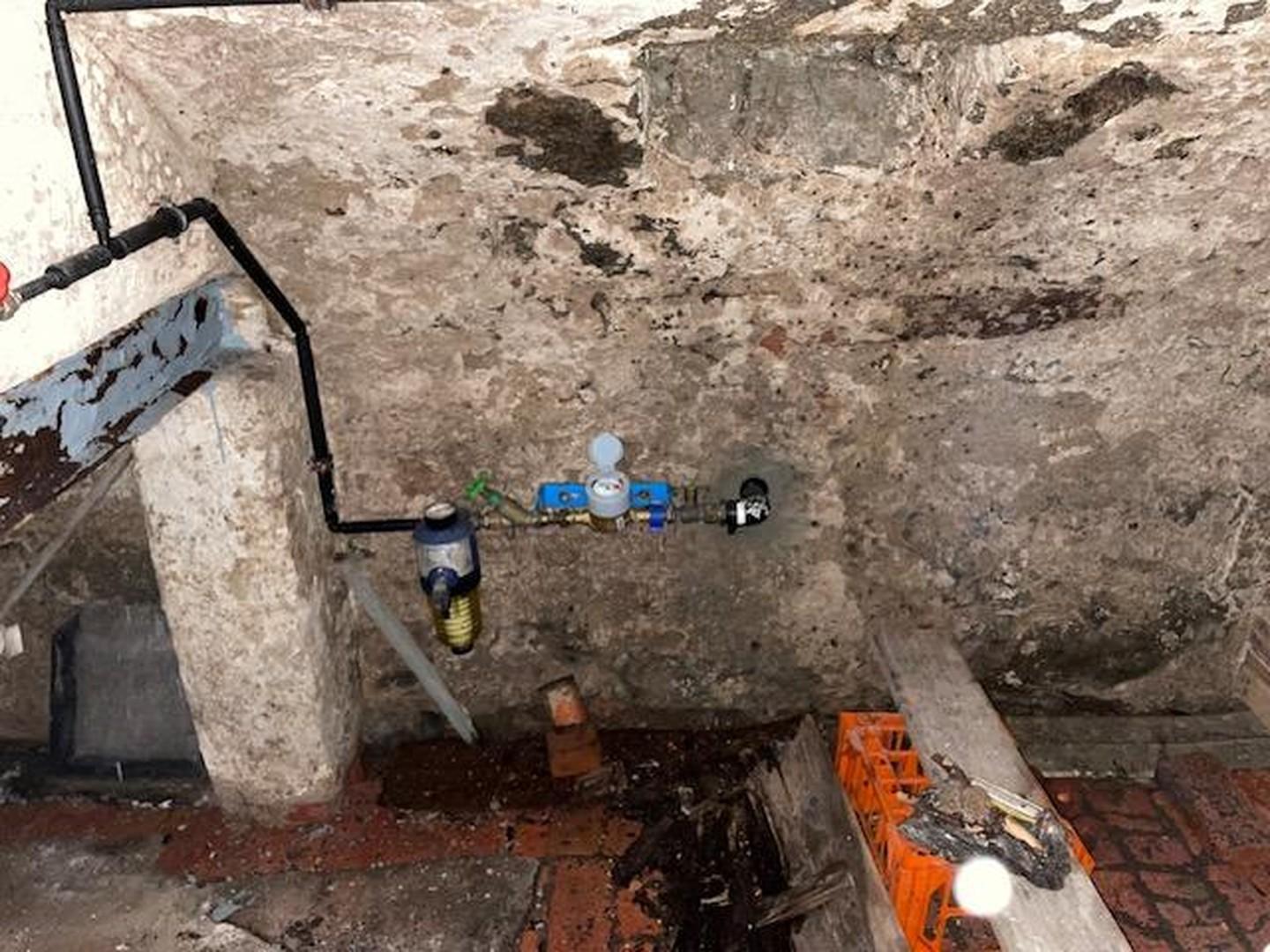 Hauskeller mit Brunnen