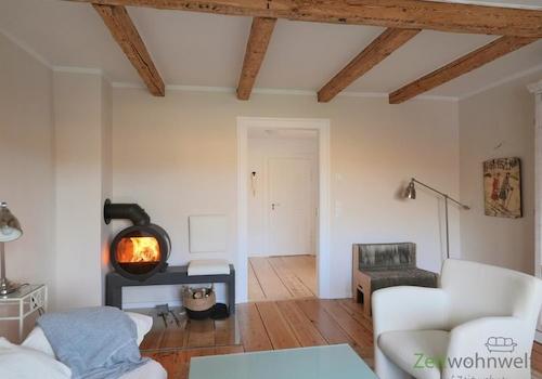 kleiner verglaster Kamin im Wohnzimmer