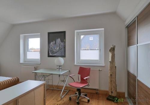 kleiner Arbeitstisch im Schlafzimmer