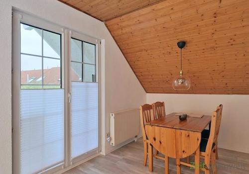 Esstisch vor dem Balkon