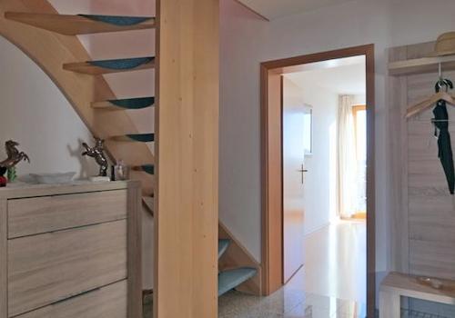 Wohnungsflur mit Innentreppe