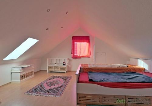 Doppelbett im Dachgeschoss