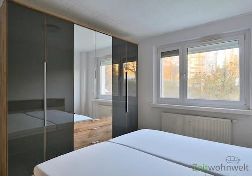 verspiegelter Kleiderschrank