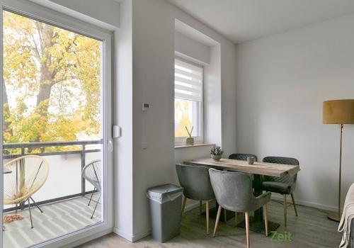 Esstisch vor dem Balkon