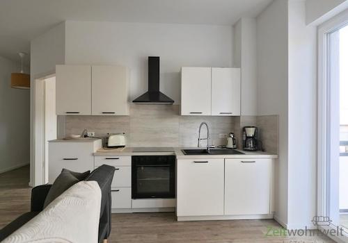 Küchenzeile vor dem Balkon