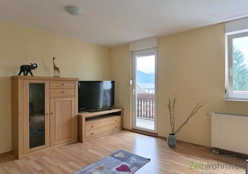 Blick zu Schrankwand, TV und Balkon