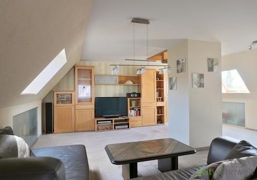 Blick zu Schrankwand uns TV