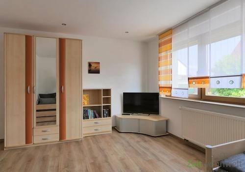 Kleiderschrank und TV