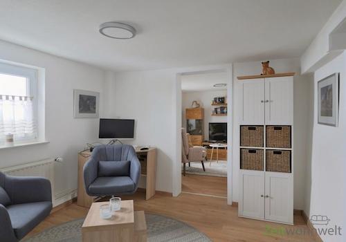 Arbeitstisch im vorderen Wohnzimmerbereich