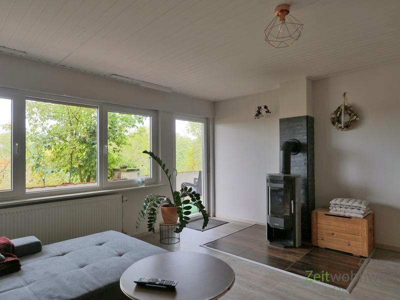 Blick zu Kamin und Terrassenausgang