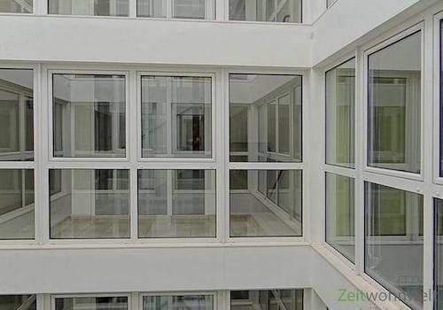 modernes Treppenhaus mit Aufzug