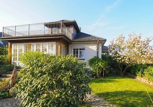  Das Haus umgeben von viel Grün