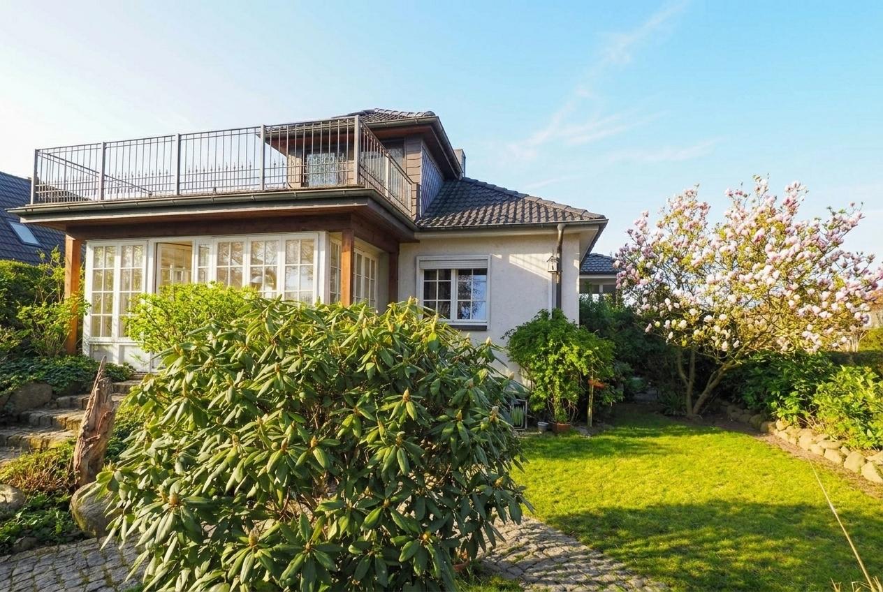 Das Haus umgeben von viel Grün