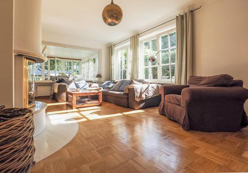 helles Wohnzimmer mit Kamin