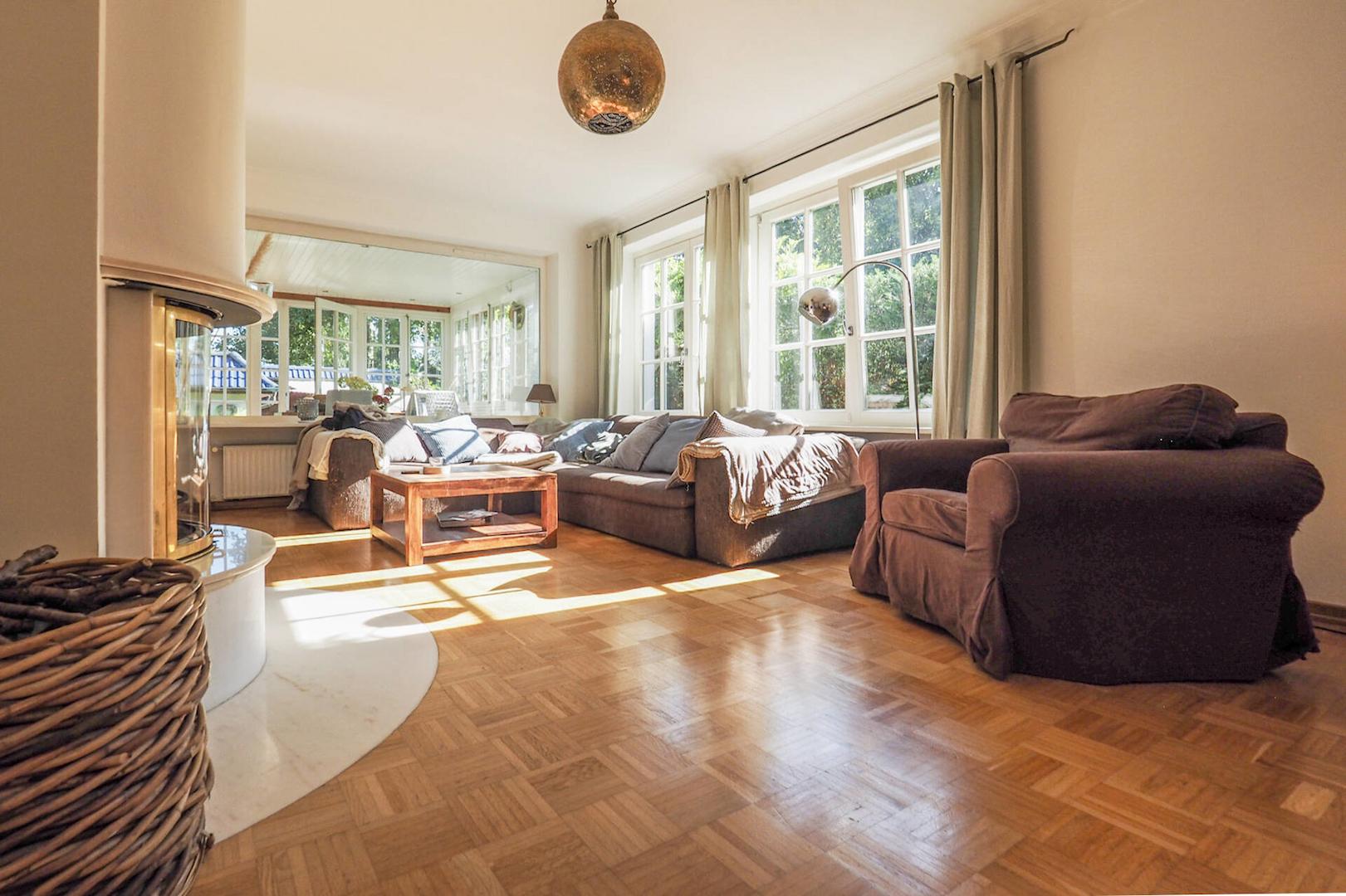 helles Wohnzimmer mit Kamin