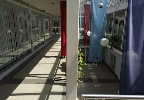 Gallerie und Zugang zu den Praxen im OG  