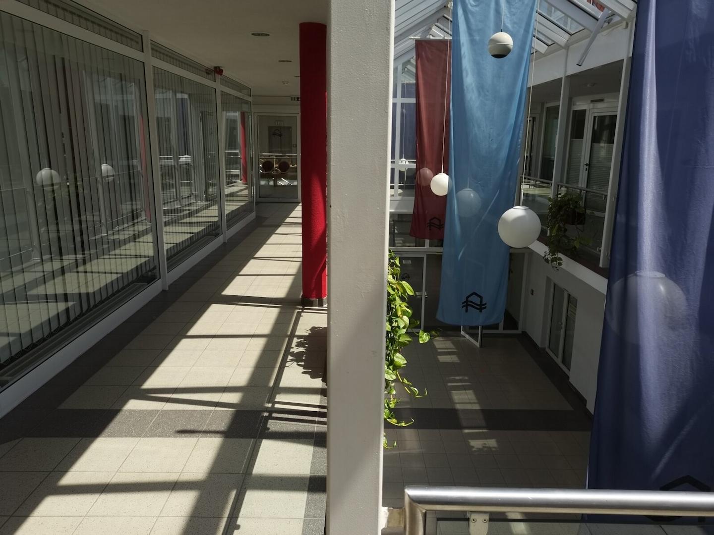 Gallerie und Zugang zu den Praxen im OG  