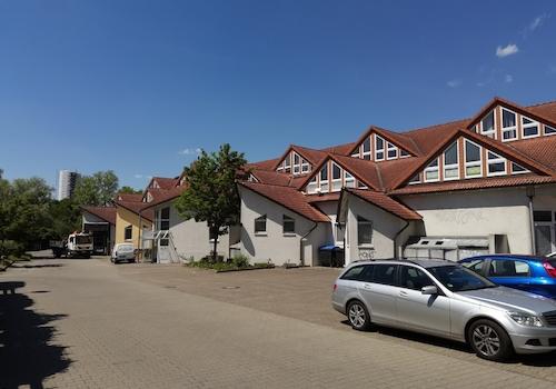 Südseite Gebäude mit über 100 kostenlosen Parkplätzen