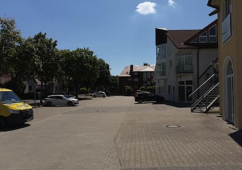 Ostseite Gebäude mit Parkplätzen