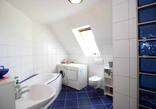 Bad der Dachgeschosswohnung