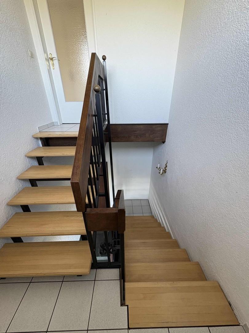  Treppenhaus Eingangstür