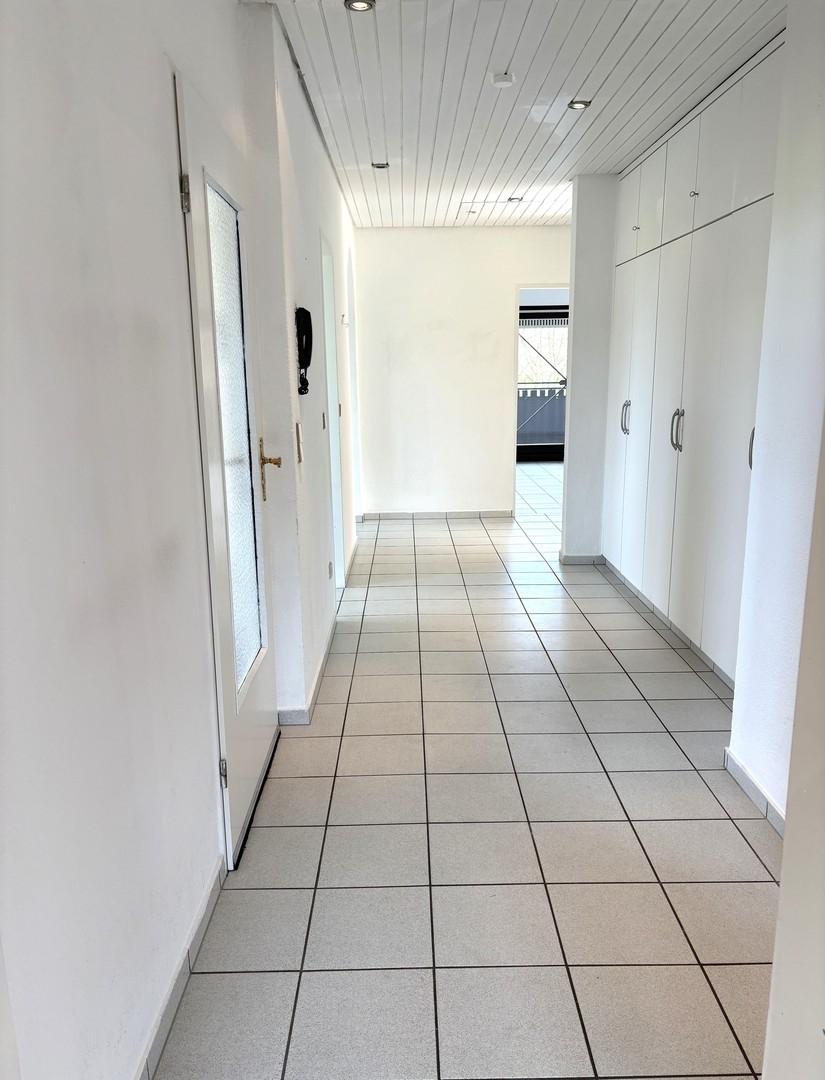 Heller Flur zu den Zimmern