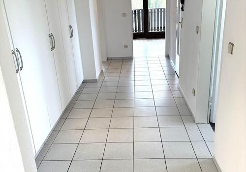 Heller Flur m. Einbauschränken