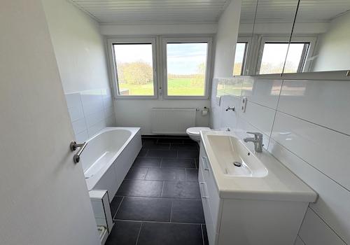 großz.Vollbad mit Fensterfront