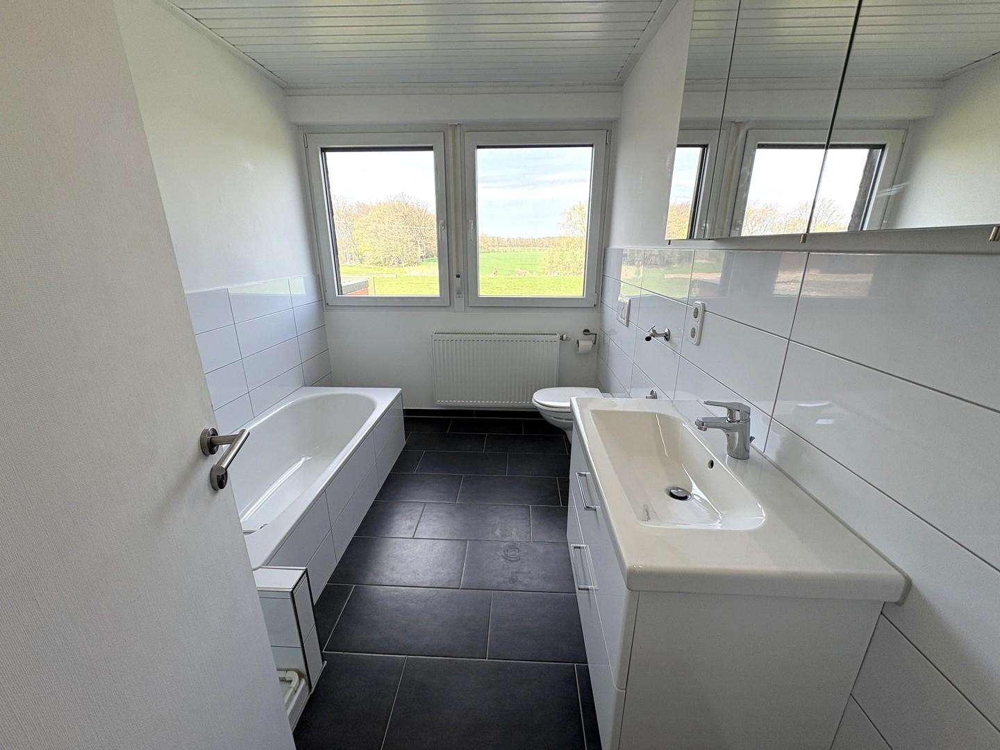 großz.Vollbad mit Fensterfront