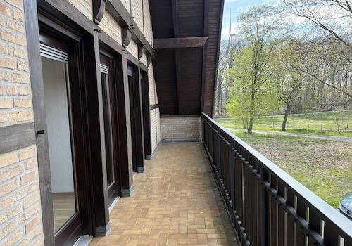 Balkonansicht zur Hofeinfahrt