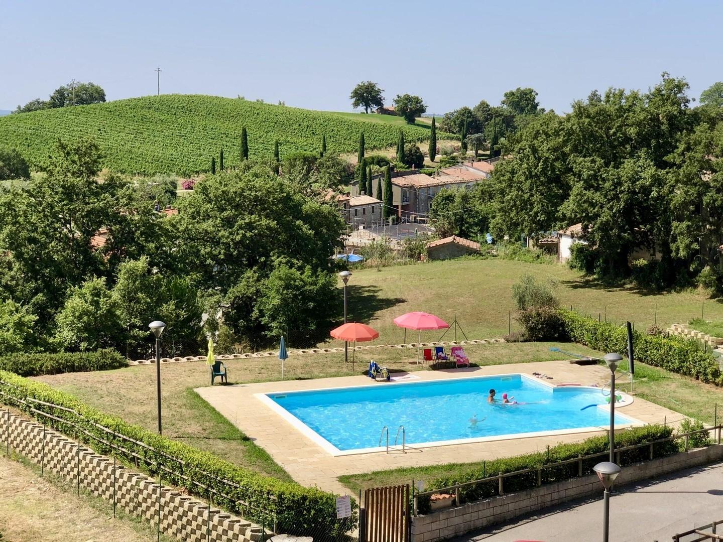 Blick vom Balkon zum Pool