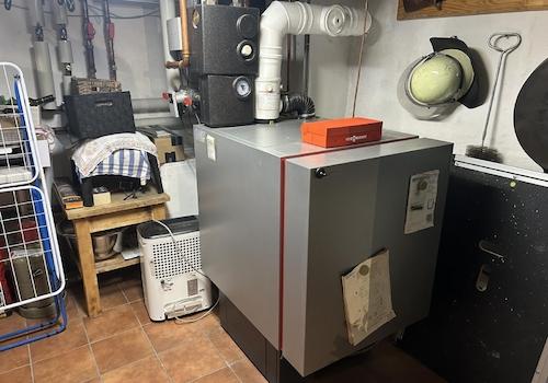 Junge Öl-Zentralheizung