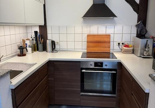 Küche mit Elektroherd und Umlufthaube