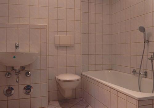 gefliestes Bad mit Wanne
