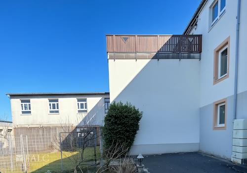 Rückansicht mit Werkstatt und Halle - (KI generiert)