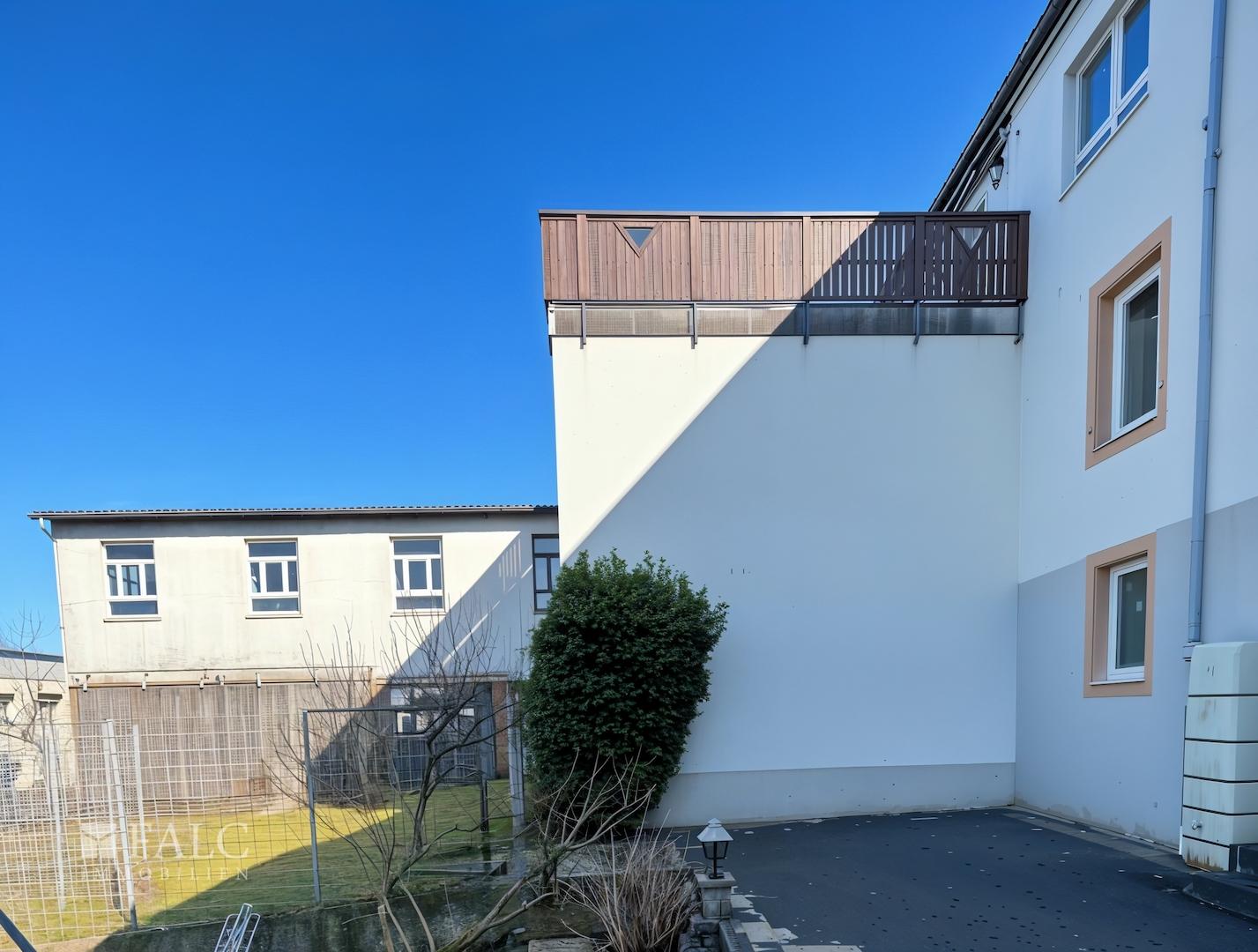 Rückansicht mit Werkstatt und Halle - (KI generiert)