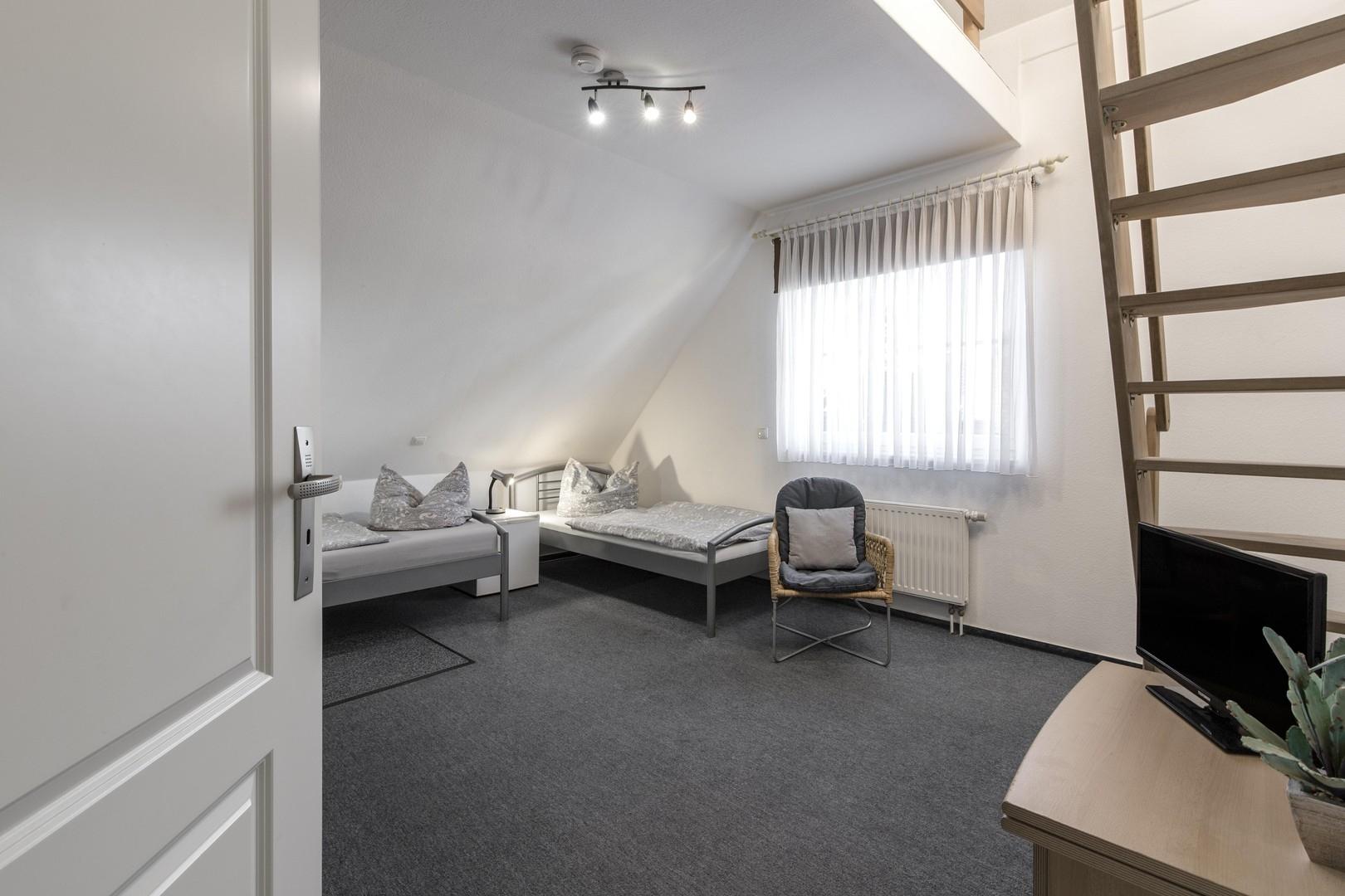 1.Schlafzimmer Aufgang zum DG